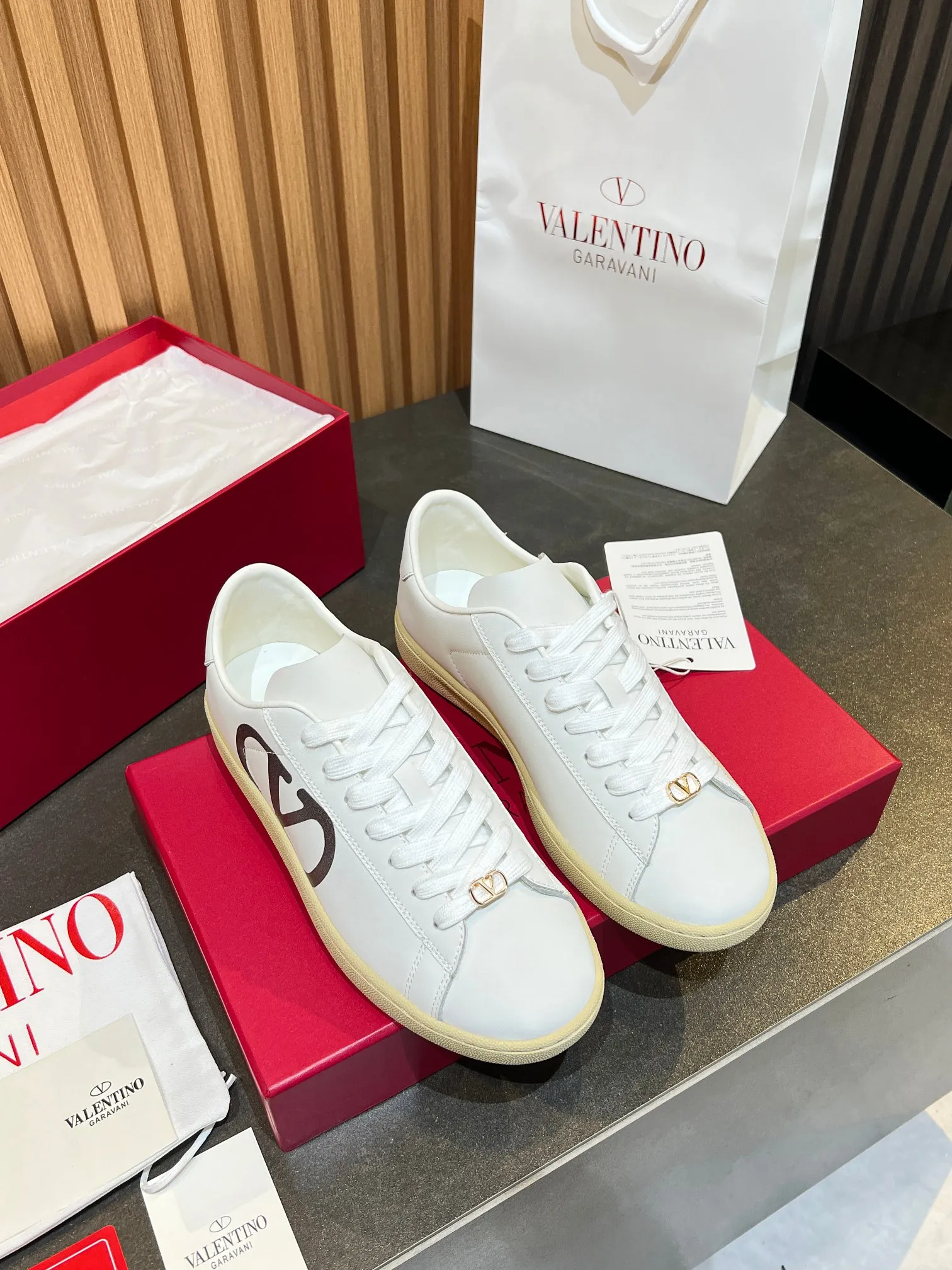 [Valentino] P: 640💰 Couple style, size: women 35-40▪️men 39-44 (45. Customized) Valentino VLTN casual shoes 2025 latest moral training shoes I can't put it down. Seiko details of cowhide sneakers, retro fashion, simple and advanced, casual matching. 1:1 restoration! Top luxury masterpiece, lace-up design, soft and comfortable imported calfskin brings excellent and elegant texture and excellent foot comfort. Top purchasing version upper: imported calfskin surface/original oil edge process + printing process. Inner lining: water-dyed cowhide lining. Outsole: original development 𝐓𝐏𝐔 two-color combination outsole. Packaging: full package with original configuration.